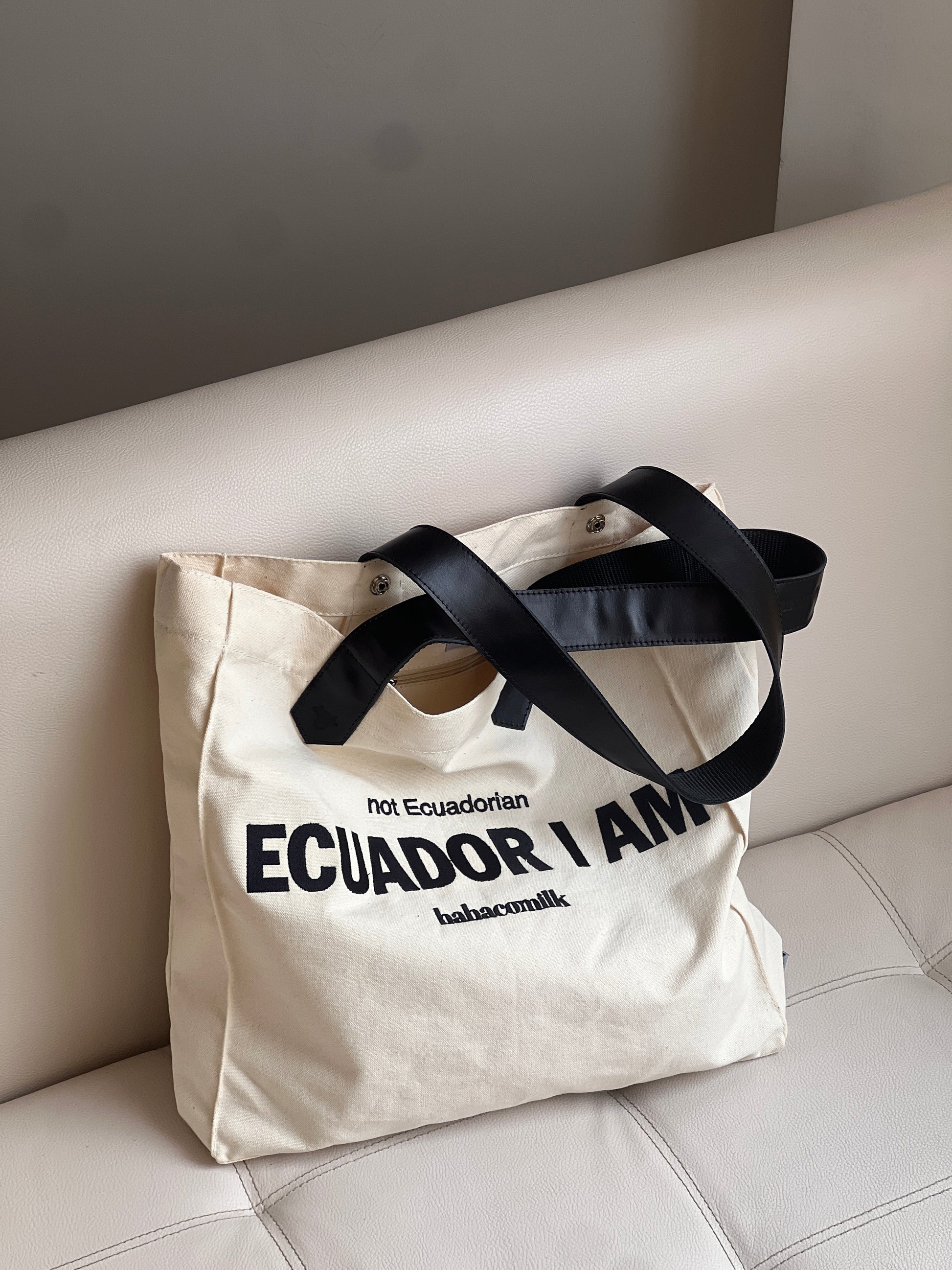 Tote Vak "Not Ecuadorian, Ecuador I am"(tiras de cuero)