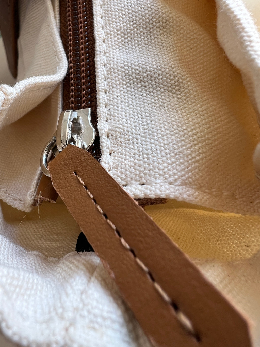 Tote Vak "Not Ecuadorian, Ecuador I am"(tiras de cuero)