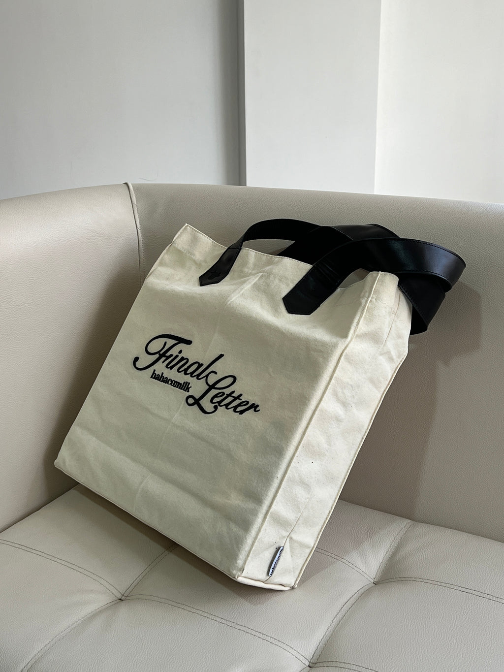 Tote Vak "Final Letter" (tiras de cuero)