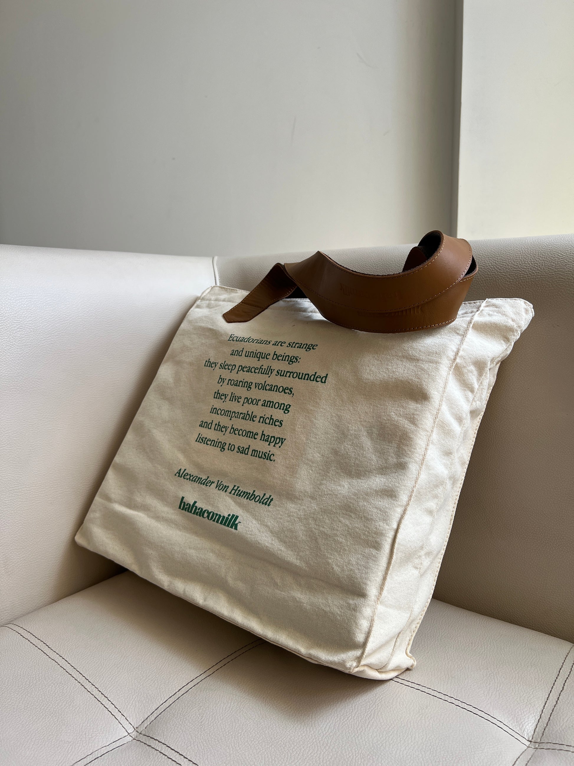 Tote Vak "Not Ecuadorian, Ecuador I am"(tiras de cuero)