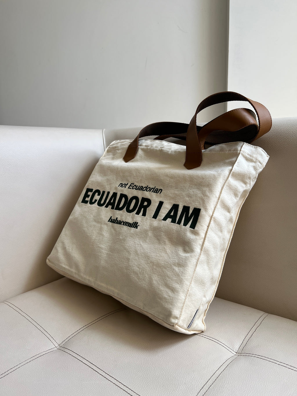 Tote Vak "Not Ecuadorian, Ecuador I am"(tiras de cuero)