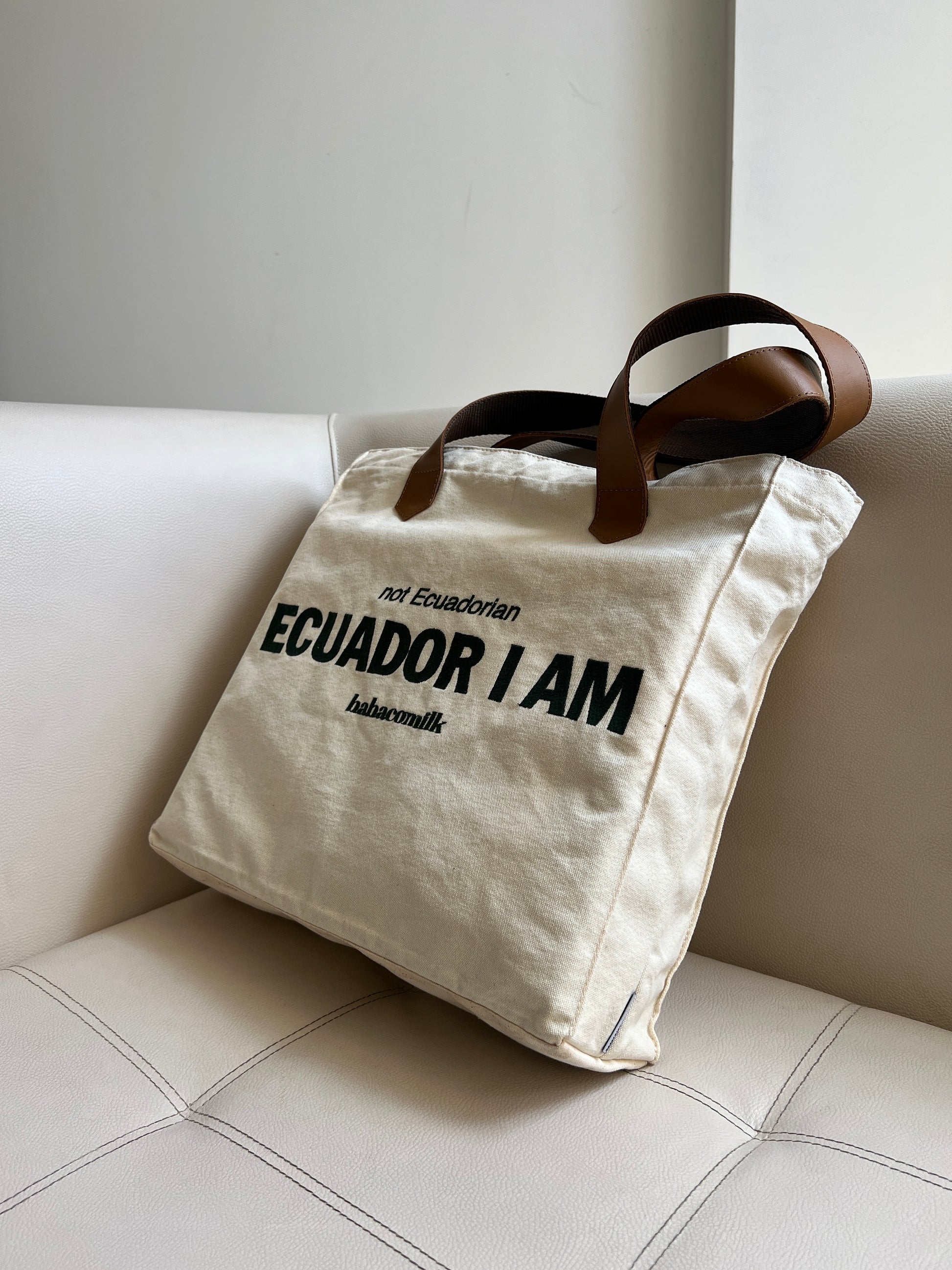 Tote Vak "Not Ecuadorian, Ecuador I am"(tiras de cuero)
