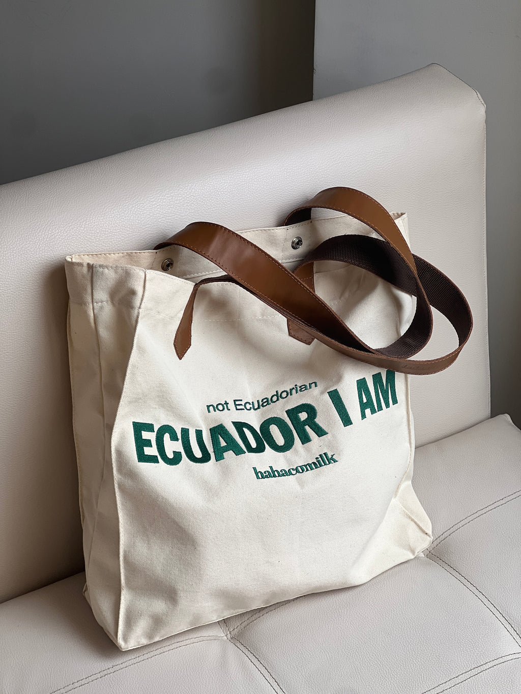 Tote Vak "Not Ecuadorian, Ecuador I am"(tiras de cuero)